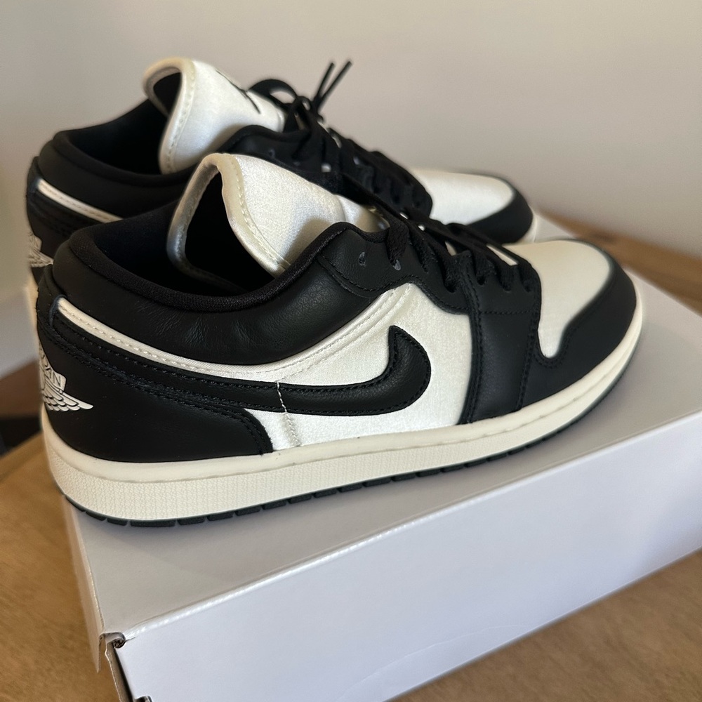 $160 NEW IN BOX!  Air Jordan 1 Low SE women’s 8.5 - Picture 2 of 7